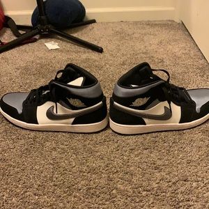 Jordan 1s mids size 13